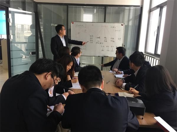 pp电子电商沈阳运营中心经理金帅为各人解说企业文化心灵.jpg pp电子电商沈阳运营中心经理金帅为各人解说企业文化心灵.jpg