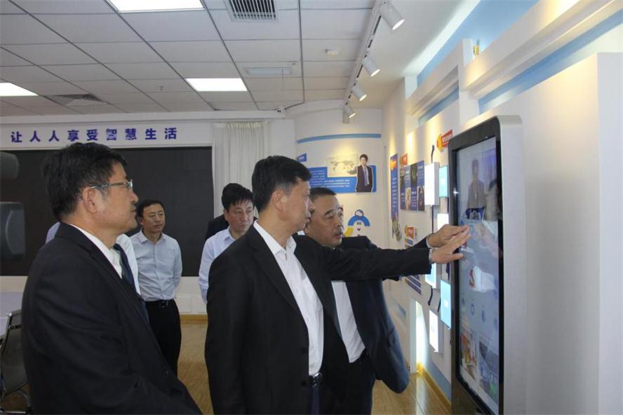 市长王一兵光临pp电子电商领导.jpg 市长王一兵光临pp电子电商领导.jpg