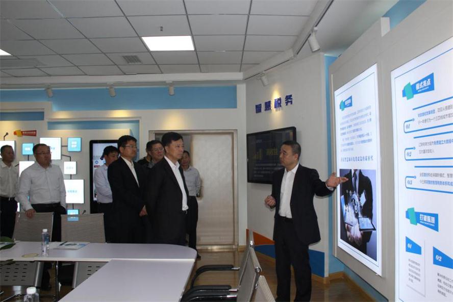辽阳市市长王一兵光临pp电子电商调研.jpg 辽阳市市长王一兵光临pp电子电商调研.jpg